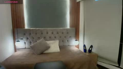 Snapshot of victorialuxee_ chatting on 07-17-26, 12:12 V I C T O R I A online show from 07-17-26, 12:12