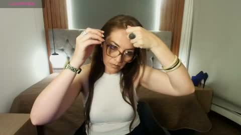 Snapshot of victorialuxee_ chatting on 07-22-26, 11:57 V I C T O R I A online show from 07-22-26, 11:57