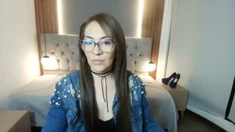 Snapshot of victorialuxee_ chatting on 07-24-26, 12:03 V I C T O R I A online show from 07-24-26, 12:03