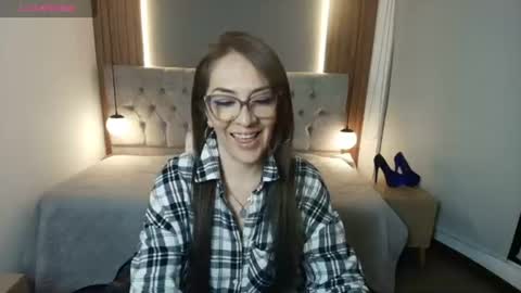 Snapshot of victorialuxee_ chatting on 07-30-26, 12:04 V I C T O R I A online show from 07-30-26, 12:04