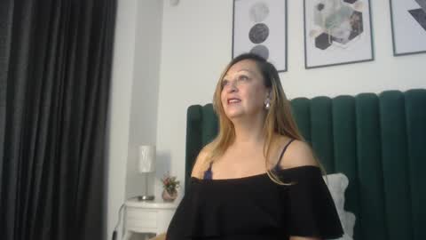 Snapshot of victoriaqueen_fg_ chatting on 09-30-25, 01:27 victoriaqueen_fg_ online show from 09-30-25, 01:27