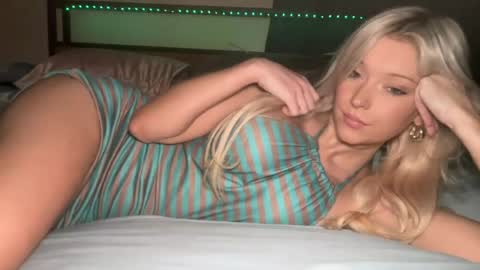 Snapshot of victoriarrose chatting on 07-07-26, 09:41 Victoriarrose online show from 07-07-26, 09:41