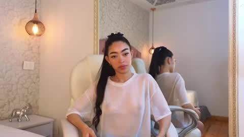 Snapshot of viiolet_whitee chatting on 11-19-25, 07:36 Violet online show from 11-19-25, 07:36