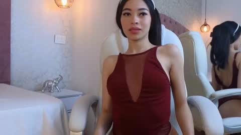 Snapshot of viiolet_whitee chatting on 11-27-25, 08:22 Violet online show from 11-27-25, 08:22