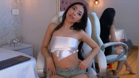 Snapshot of viiolet_whitee chatting on 12-13-25, 08:47 Violet online show from 12-13-25, 08:47