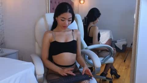 Snapshot of viiolet_whitee chatting on 12-14-25, 08:13 Violet online show from 12-14-25, 08:13