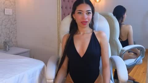 Snapshot of viiolet_whitee chatting on 12-16-25, 08:58 Violet online show from 12-16-25, 08:58