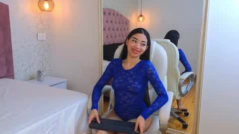 Snapshot of viiolet_whitee chatting on 12-21-25, 08:05 Violet online show from 12-21-25, 08:05