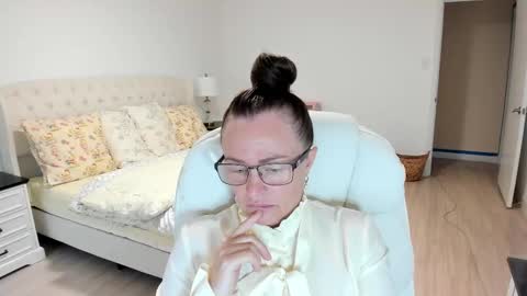 Ukrainian-woman online show from 09-15-25, 01:11