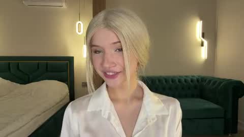 Snapshot of vikkiiisecret chatting on 07-21-26, 04:20 Vikki online show from 07-21-26, 04:20