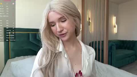 Snapshot of vikkiiisecret chatting on 07-29-26, 03:43 Vikki online show from 07-29-26, 03:43