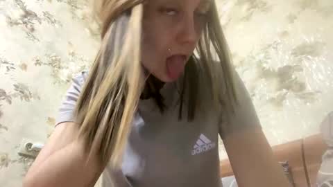 Snapshot of viktoria9898 chatting on 06-08-26, 01:28 Sweett online show from 06-08-26, 01:28