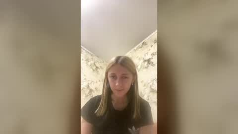 Snapshot of viktoria9898 chatting on 06-18-26, 12:33 Sweett online show from 06-18-26, 12:33