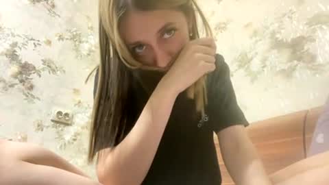 Snapshot of viktoria9898 chatting on 07-19-26, 02:48 Sweett online show from 07-19-26, 02:48
