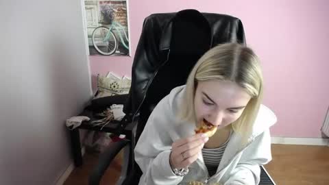 Snapshot of viktoria_lovely chatting on 04-17-26, 07:00 viktoria_lovely online show from 04-17-26, 07:00