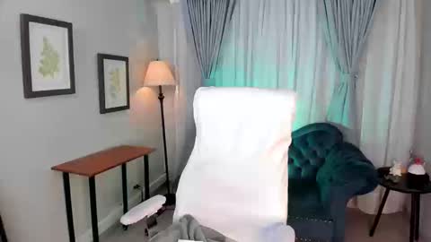 Snapshot of vikypetiteee chatting on 09-23-25, 10:35 Victoria online show from 09-23-25, 10:35