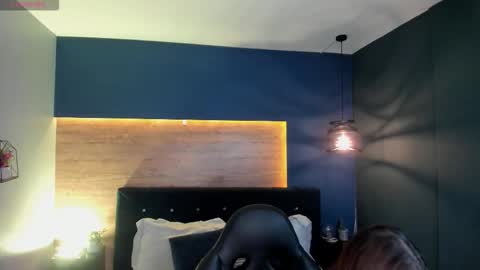 Snapshot of vikypetiteee chatting on 10-28-25, 11:18 Victoria online show from 10-28-25, 11:18