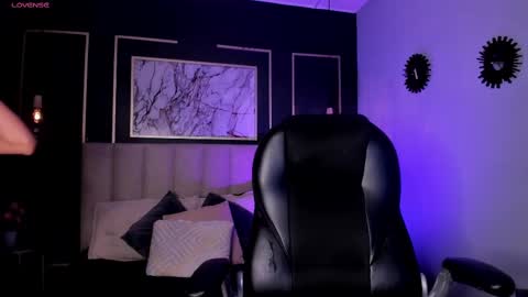 Snapshot of vikypetiteee chatting on 11-12-25, 09:03 Victoria online show from 11-12-25, 09:03