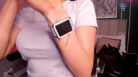 Snapshot of vikypetiteee chatting on 12-17-25, 10:16 Victoria online show from 12-17-25, 10:16