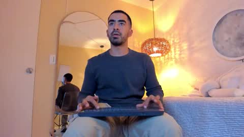 Snapshot of vince_colin chatting on 11-24-25, 05:40 VINCE online show from 11-24-25, 05:40