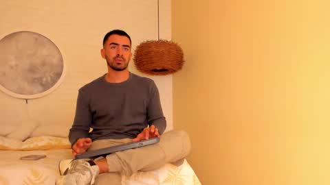 Snapshot of vince_colin chatting on 12-01-25, 05:01 VINCE online show from 12-01-25, 05:01