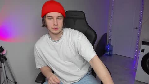 Vincent Strong online show from 12-04-24, 01:20