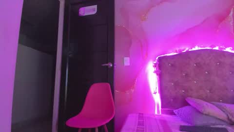 Snapshot of violet__taylor_ chatting on 01-12-26, 02:06 violet__taylor_ online show from 01-12-26, 02:06