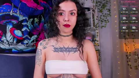 Snapshot of violet_walker7 chatting on 05-19-26, 04:41 Violet online show from 05-19-26, 04:41