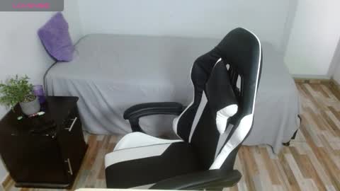 Snapshot of violeta_u chatting on 12-15-25, 03:27 violeta online show from 12-15-25, 03:27