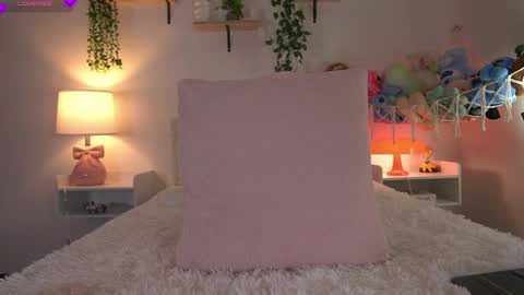 Snapshot of violeth___ chatting on 05-18-26, 12:44 violeth___ online show from 05-18-26, 12:44