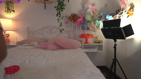 Snapshot of violeth___ chatting on 05-21-26, 12:01 violeth___ online show from 05-21-26, 12:01