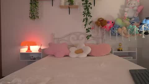 Snapshot of violeth___ chatting on 05-27-26, 01:08 violeth___ online show from 05-27-26, 01:08