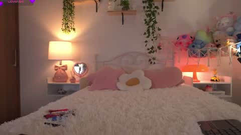 Snapshot of violeth___ chatting on 06-15-26, 10:06 violeth___ online show from 06-15-26, 10:06