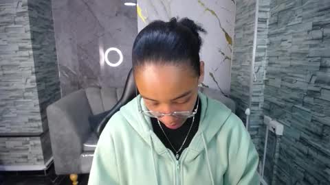 violeth_b online show from 10-13-25, 12:49