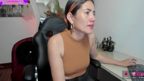Snapshot of violetparkker chatting on 01-17-25, 06:23 violetparkker online show from 01-17-25, 06:23
