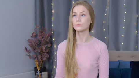 Snapshot of violetswone chatting on 02-16-25, 08:32 VioletSwone online show from 02-16-25, 08:32