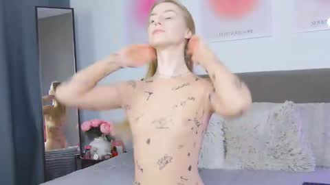 Snapshot of violetswone chatting on 11-21-25, 06:34 VioletSwone online show from 11-21-25, 06:34