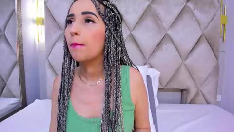 Snapshot of violett_rabbit_ chatting on 12-22-25, 08:28 Violett online show from 12-22-25, 08:28