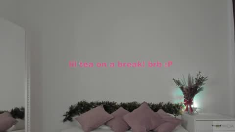 Snapshot of violetta_finch chatting on 01-30-25, 11:22 violetta_finch online show from 01-30-25, 11:22