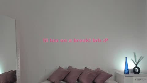 Snapshot of violetta_finch chatting on 02-06-25, 11:32 violetta_finch online show from 02-06-25, 11:32