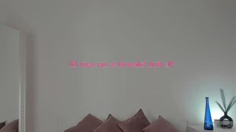 Snapshot of violetta_finch chatting on 02-13-25, 11:28 violetta_finch online show from 02-13-25, 11:28