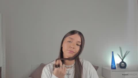 Snapshot of violetta_finch chatting on 02-19-25, 01:17 violetta_finch online show from 02-19-25, 01:17