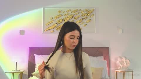 Snapshot of violetta_finch chatting on 09-25-25, 01:37 violetta_finch online show from 09-25-25, 01:37