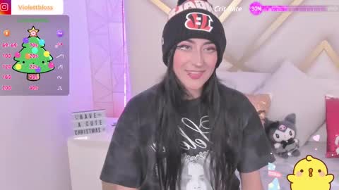 Snapshot of violettbloss chatting on 12-19-24, 10:42 Violeta online show from 12-19-24, 10:42