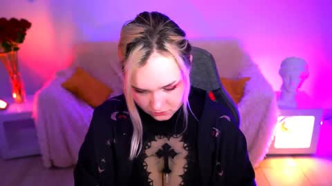 Snapshot of violettwoods chatting on 05-31-26, 08:10 Violett online show from 05-31-26, 08:10
