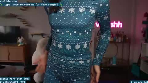 Snapshot of violishh chatting on 01-19-25, 06:43 follow me on twitter violishh and ig violishh  online show from 01-19-25, 06:43