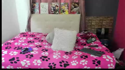 Snapshot of violl3t_fox chatting on 06-23-26, 05:00 Isabella online show from 06-23-26, 05:00