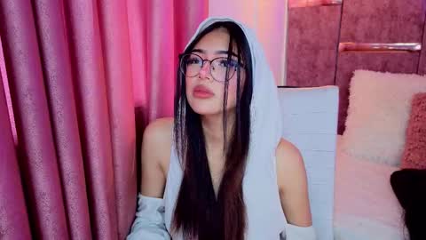 Snapshot of viollettebylyly chatting on 10-12-25, 12:26 viollettebylyly online show from 10-12-25, 12:26