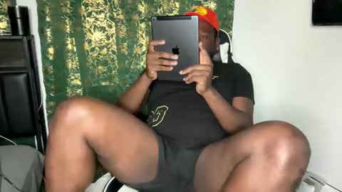 Snapshot of virgoincredible25 chatting on 11-18-25, 03:12 Elle Hood online show from 11-18-25, 03:12