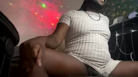 Snapshot of virgoincredible25 chatting on 11-24-25, 03:06 Elle Hood online show from 11-24-25, 03:06